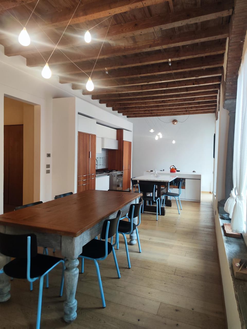 Kitchen or kitchenette, Living room, Seating area, Dining area