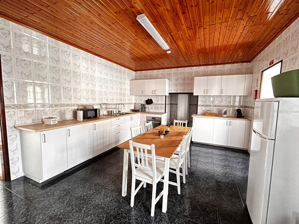 Coffee/tea facilities, Dining area, oven, stove, toaster