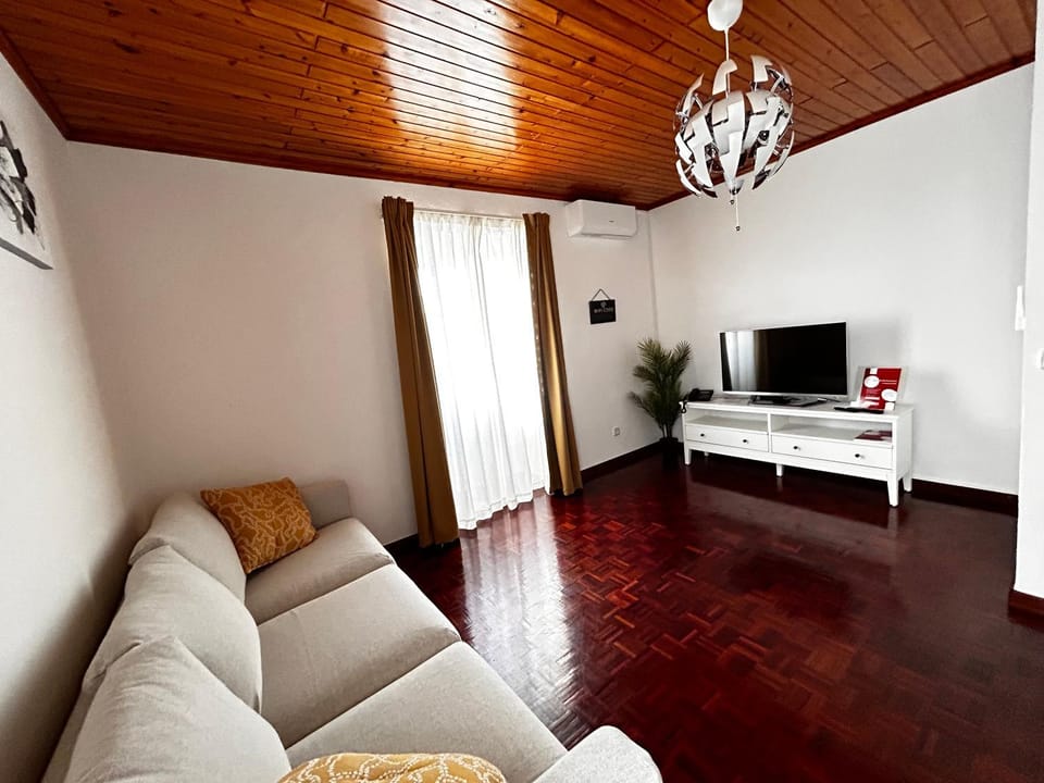Communal lounge/ TV room, TV and multimedia, Living room, Seating area, Evening entertainment