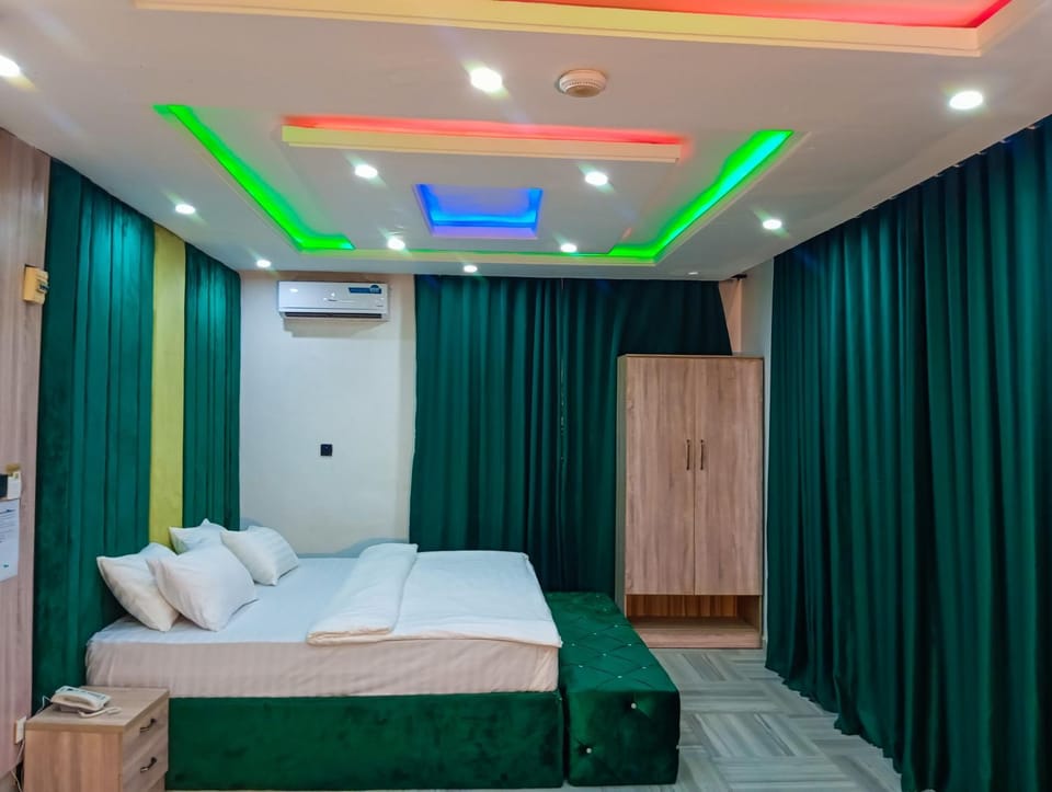 Bedroom, wardrobe, air conditioner