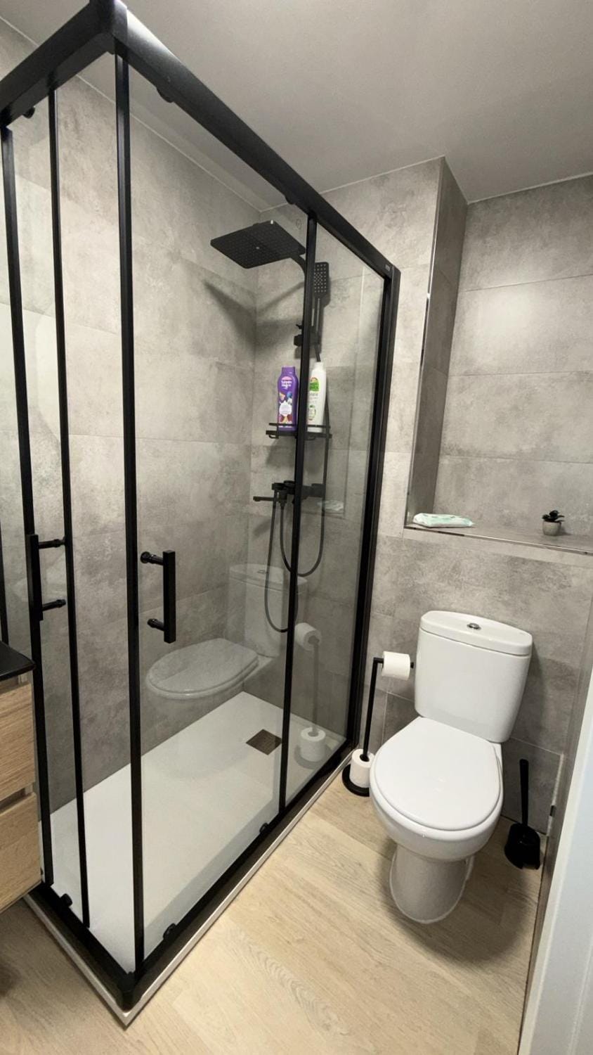 Shower, Toilet, Bathroom, towels
