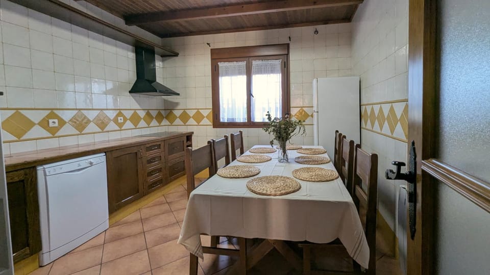 Kitchen or kitchenette, Dining area, stove