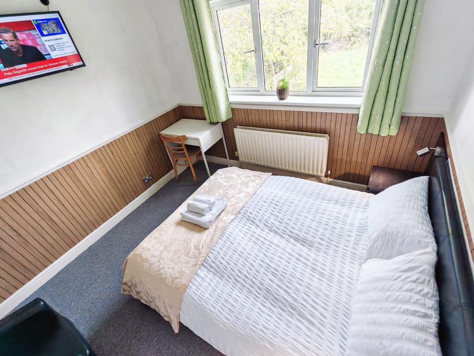 Azalea Studio - Self Contained One-Bed Studio Flat Apartment in Oxford