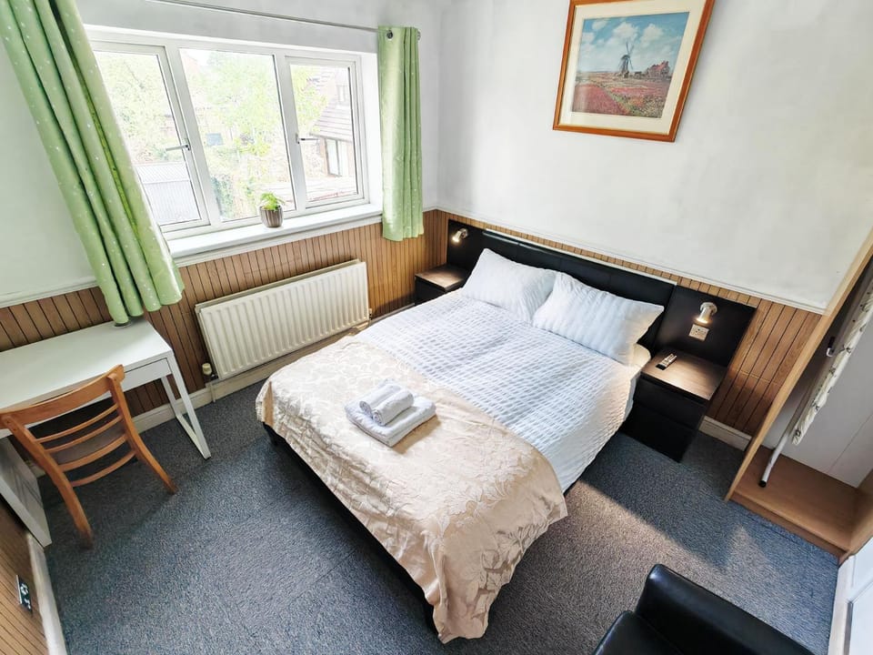 Azalea Studio - Self Contained One-Bed Studio Flat Apartment in Oxford
