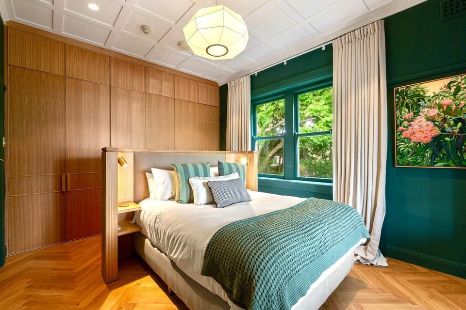 Luxurious Couple's Nest - With Iconic Sydney Harbour Bridge Views Apartment in Sydney