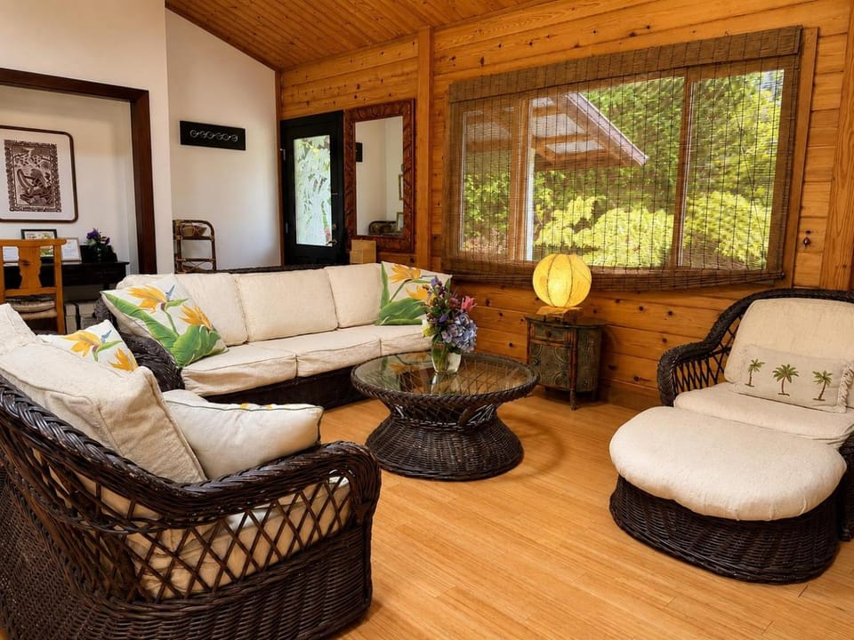 Beautiful Volcano Getaway With Hot Tub Near National Park House in Volcano