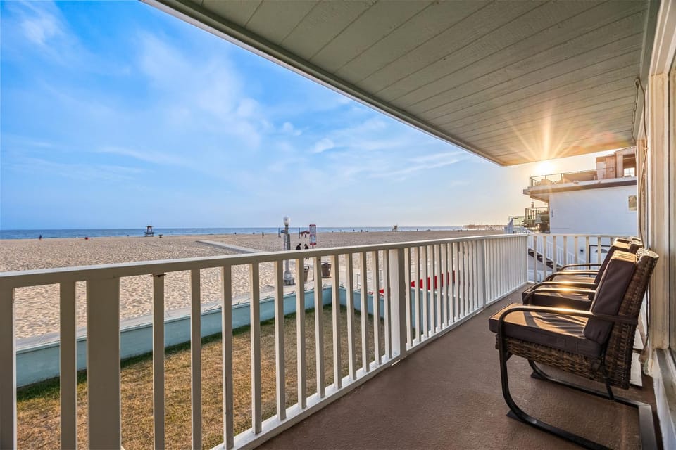 Beachfront Luxury at Newport Beach Oceanfront Pearl House in Balboa Peninsula