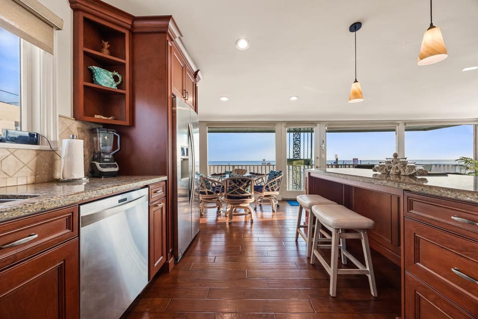 Beachfront Luxury at Newport Beach Oceanfront Pearl House in Balboa Peninsula