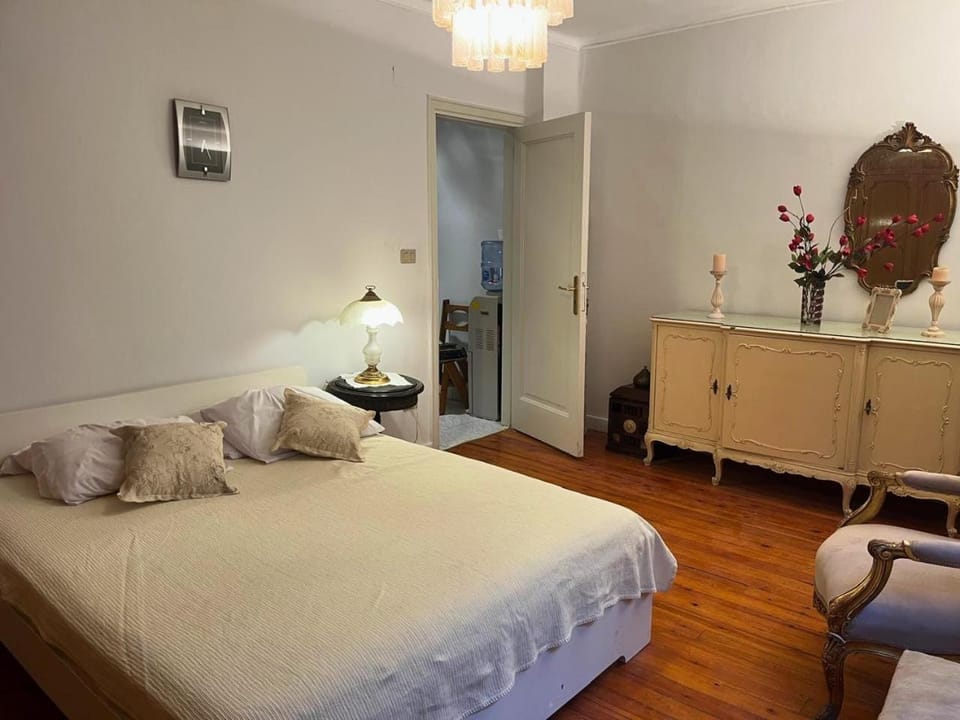 Bed, TV and multimedia, Seating area, Bedroom