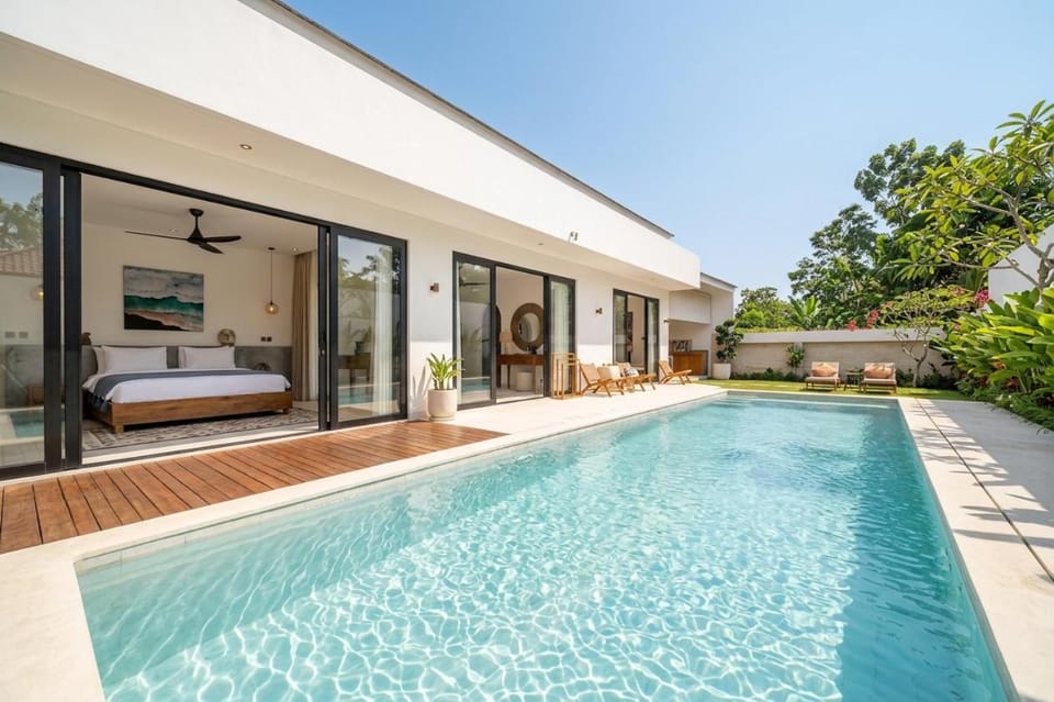 Property building, Patio, Swimming pool, Swimming pool, sunbed