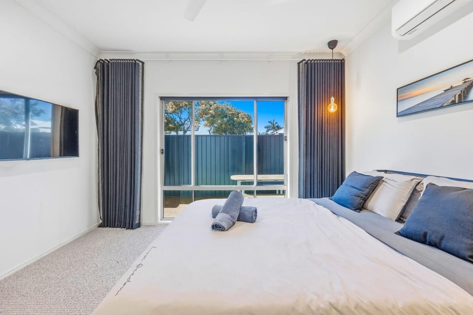 Bed, Bedroom, towels, air conditioner