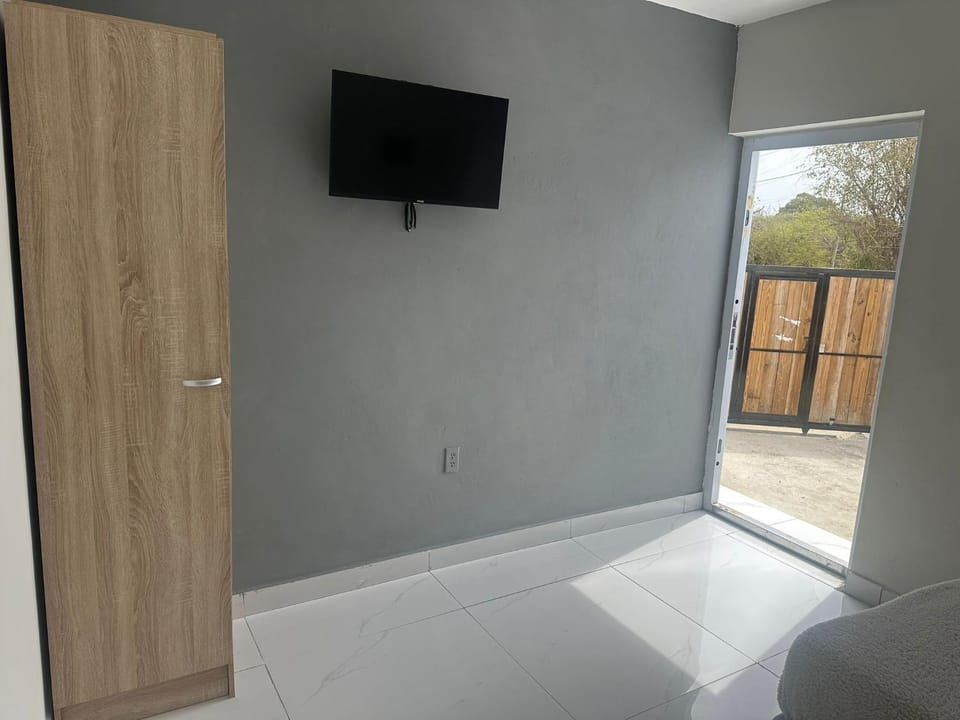 Prestige Apartments B - Affordable Studio Near Sambil Shopping Mall with Fast WiFi Apartment in Willemstad