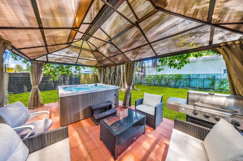 Patio, View (from property/room), Seating area, Garden view
