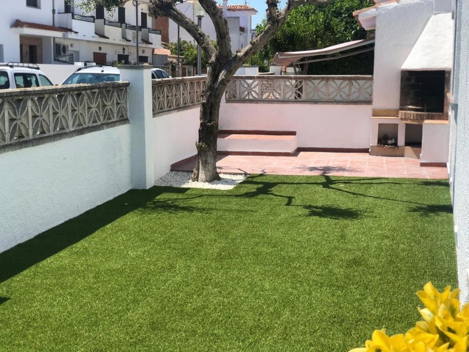 Casa en planta baja con jardín y piscina comunitaria en una zona tranquila de L'Escala - HISP-7-14 Villa in L'Escala