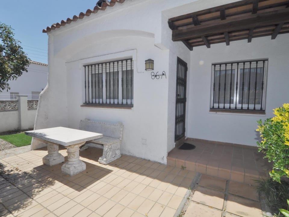 Casa en planta baja con jardín y piscina comunitaria en una zona tranquila de L'Escala - HISP-7-14 Villa in L'Escala