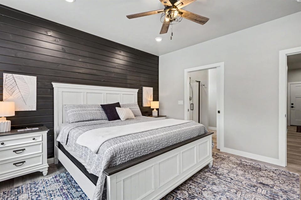 Walk to Sister Bay Fireplace, Ping Pong & Spacious Retreat House in Sister Bay