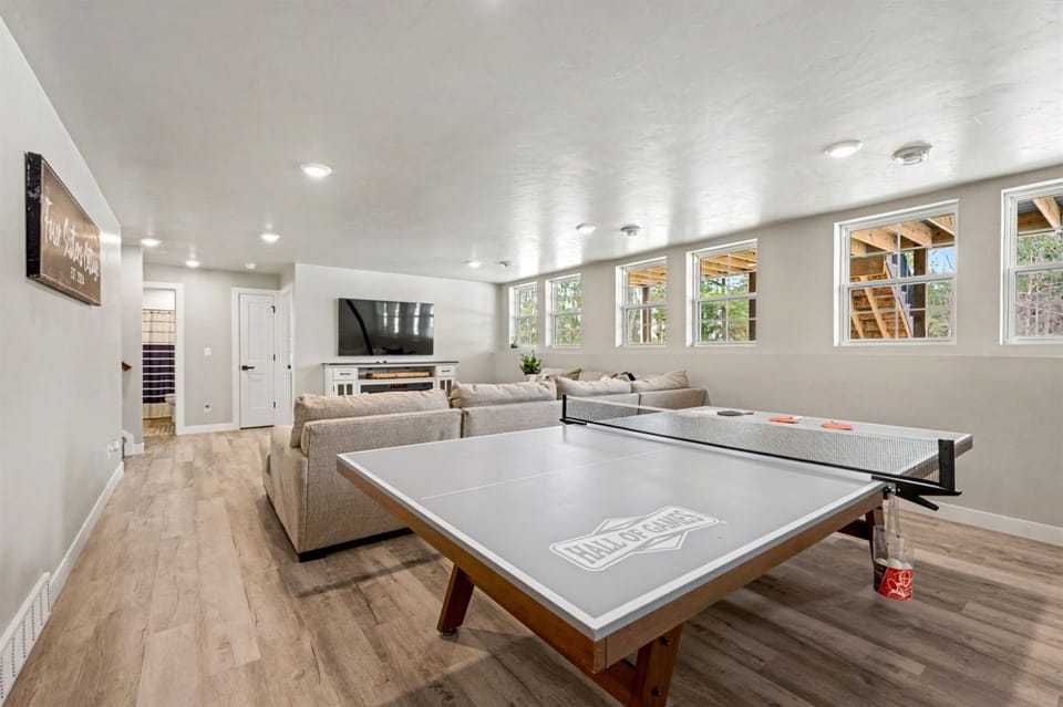 Walk to Sister Bay Fireplace, Ping Pong & Spacious Retreat House in Sister Bay