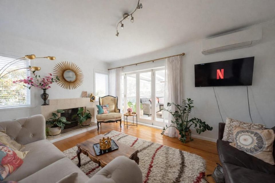 TV and multimedia, Living room, Seating area, Evening entertainment