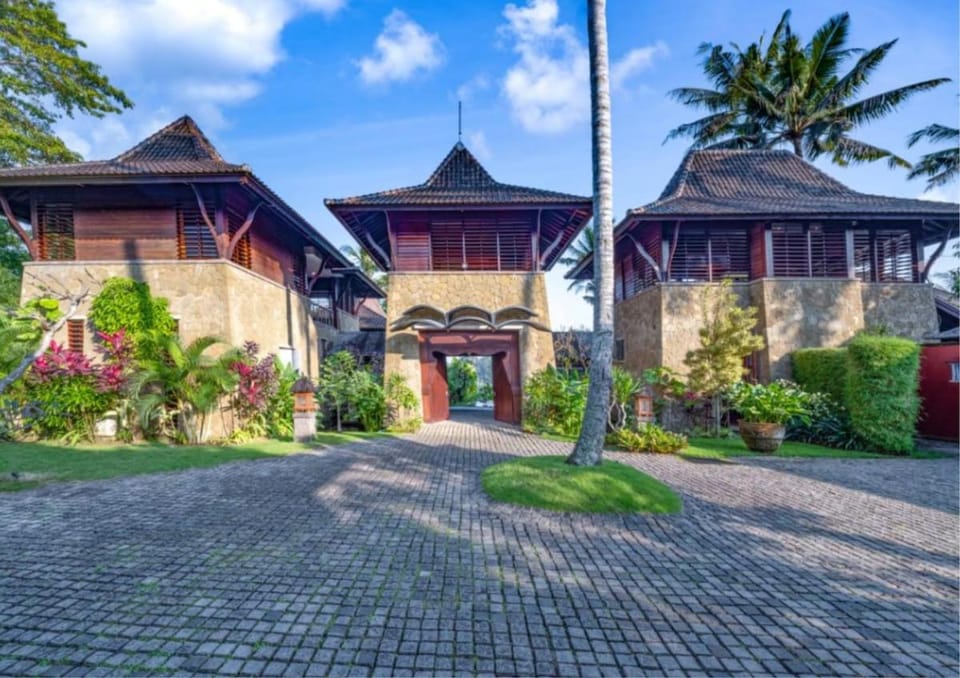 Property building, Day, Garden, Garden view
