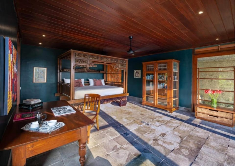 Bed, Seating area