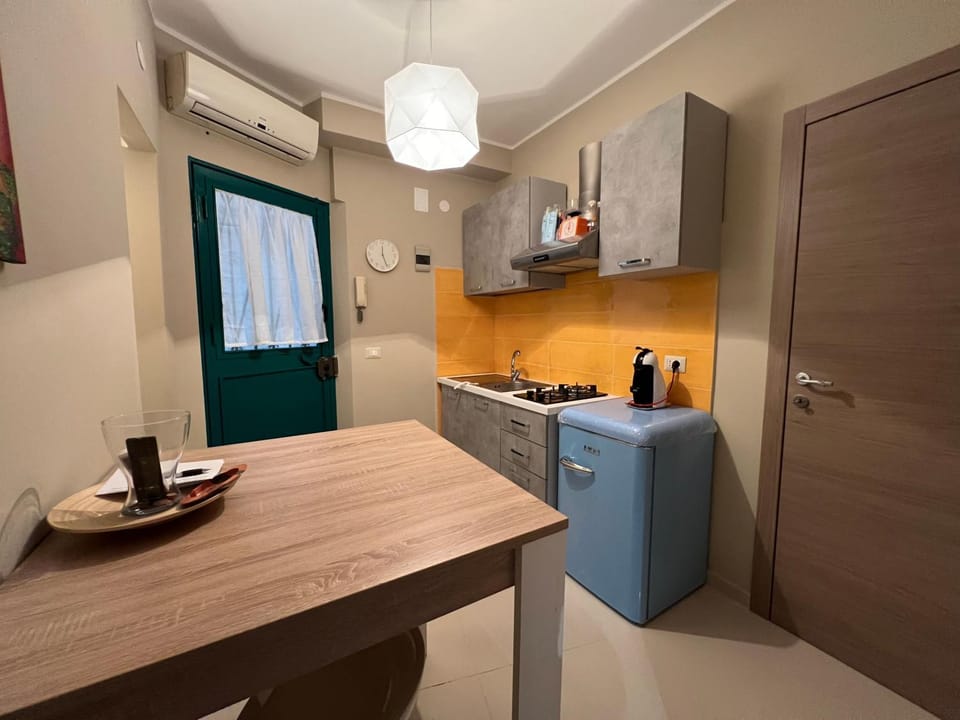 Kitchen or kitchenette, Dining area, stove