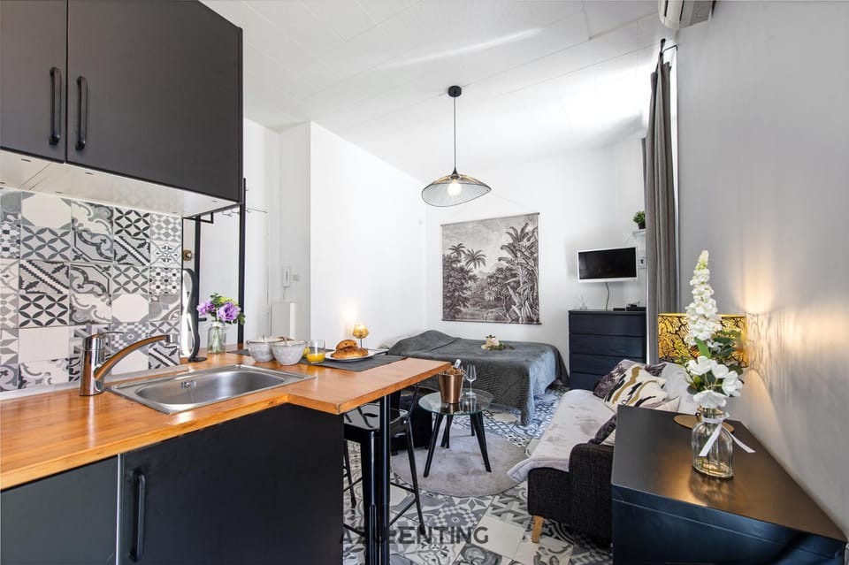 Photo of the whole room, Seating area, Dining area, kitchen