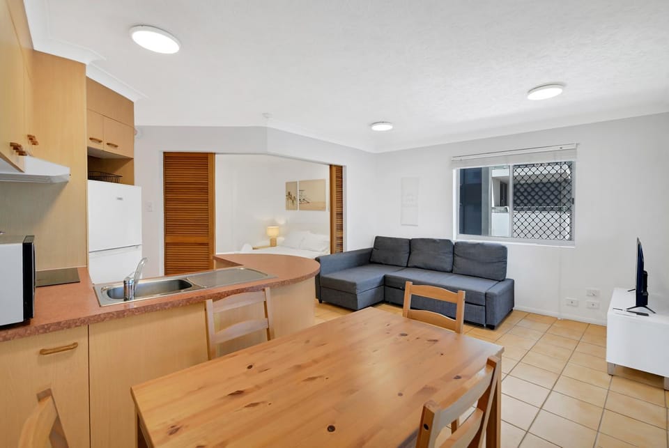Comfy 1-Bedroom with Parking, Walk to Parklands Apartment in Main Beach