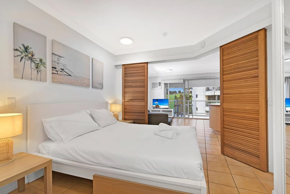 Comfy 1-Bedroom with Parking, Walk to Parklands Apartment in Main Beach