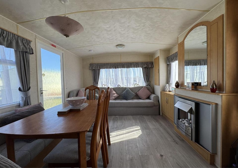 Dog-Friendly 6 Berth Caravan With Side Decking Ref 67052L House in Ingoldmells