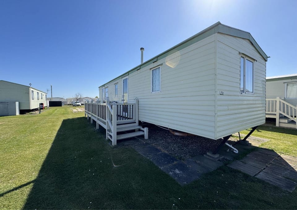 Dog-Friendly 6 Berth Caravan With Side Decking Ref 67052L House in Ingoldmells
