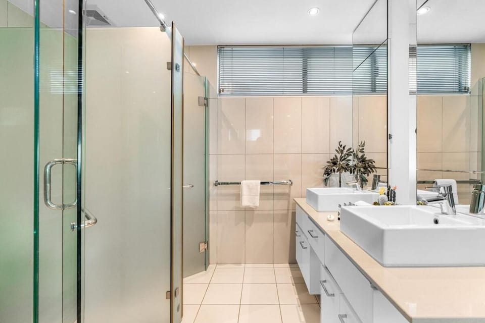 Zen Crystal Tide 3BR with Balcony - Pool - Gym - Seaview Apartment in Darwin