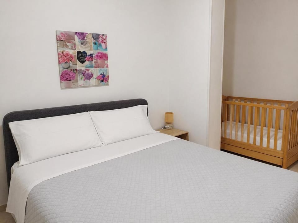 Bed, Photo of the whole room, Bedroom, cot