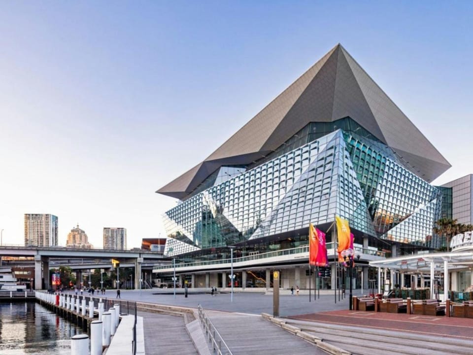 Spacious 3BR Apt with Parking Walk to ICC & Darling Harbour & CBD & Chinatown Apartment in Sydney