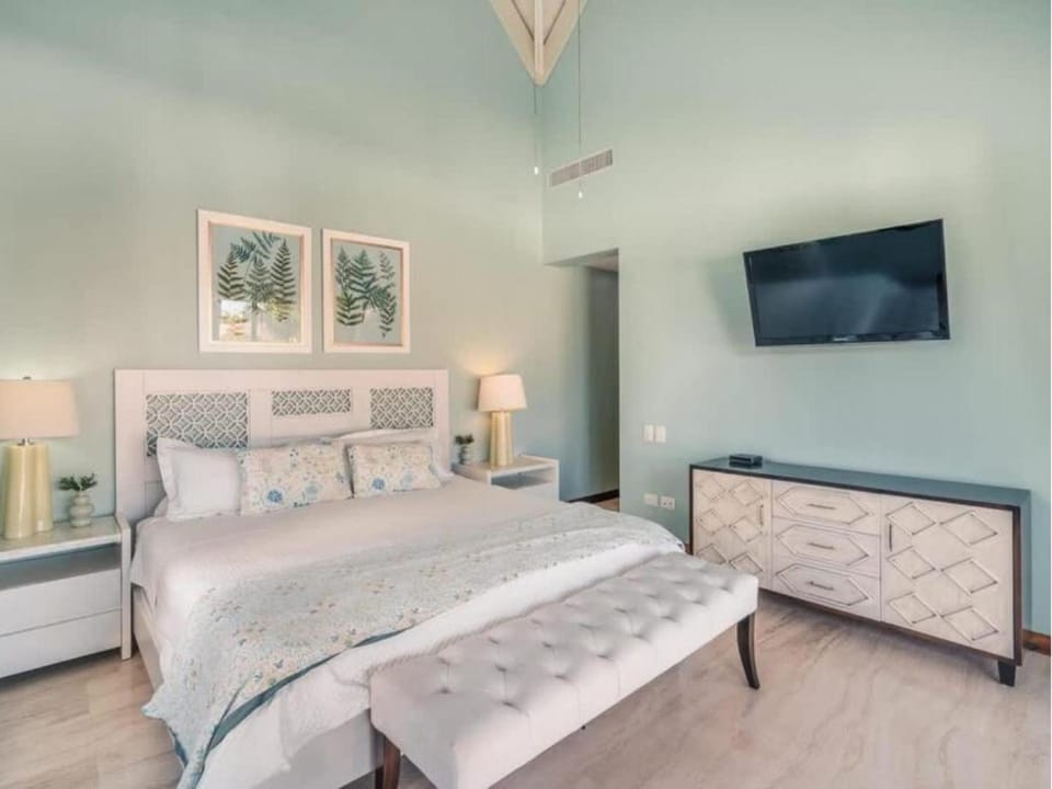 Bed, TV and multimedia, Bedroom