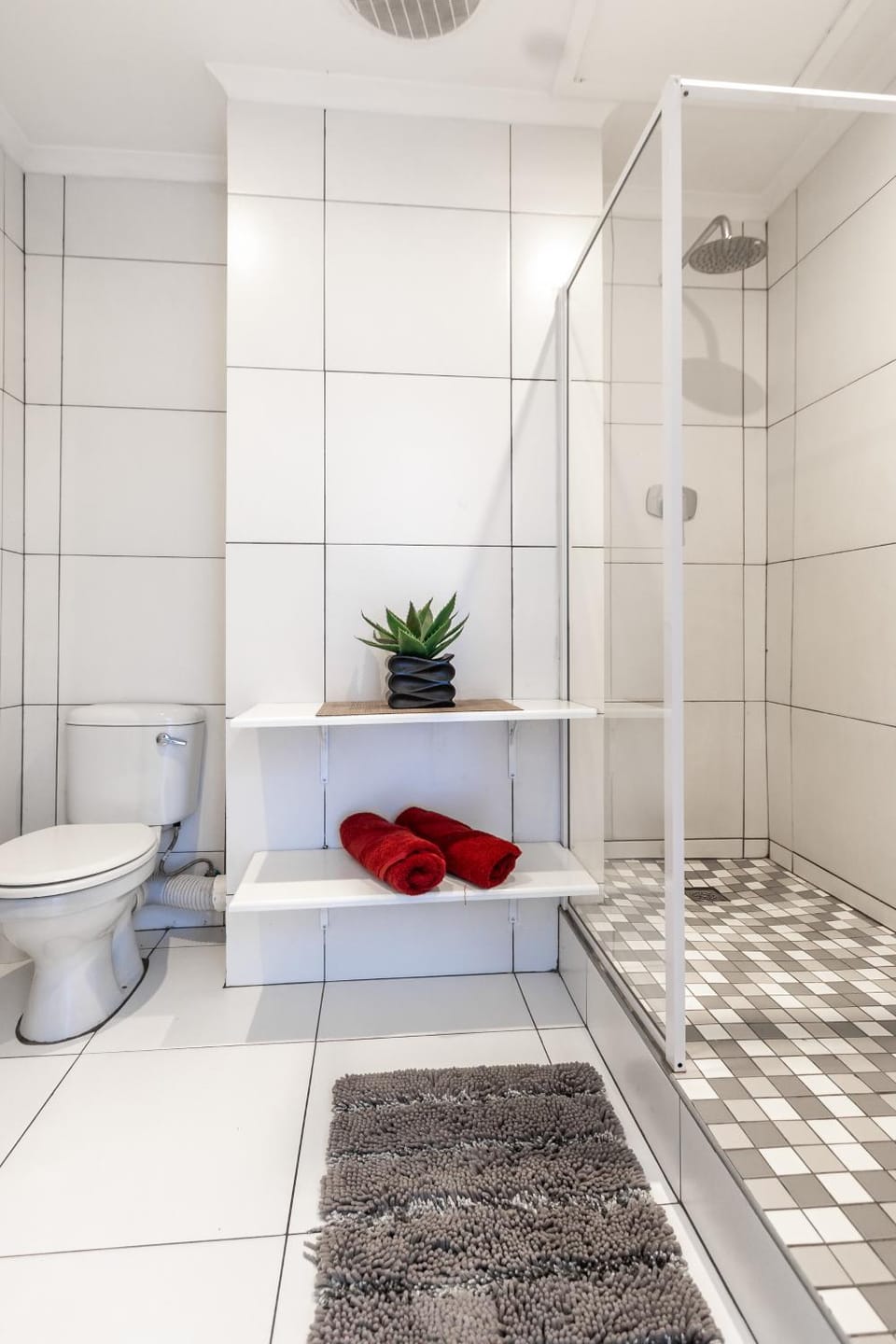 Shower, Toilet, towels