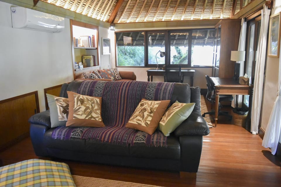 Communal lounge/ TV room, Library