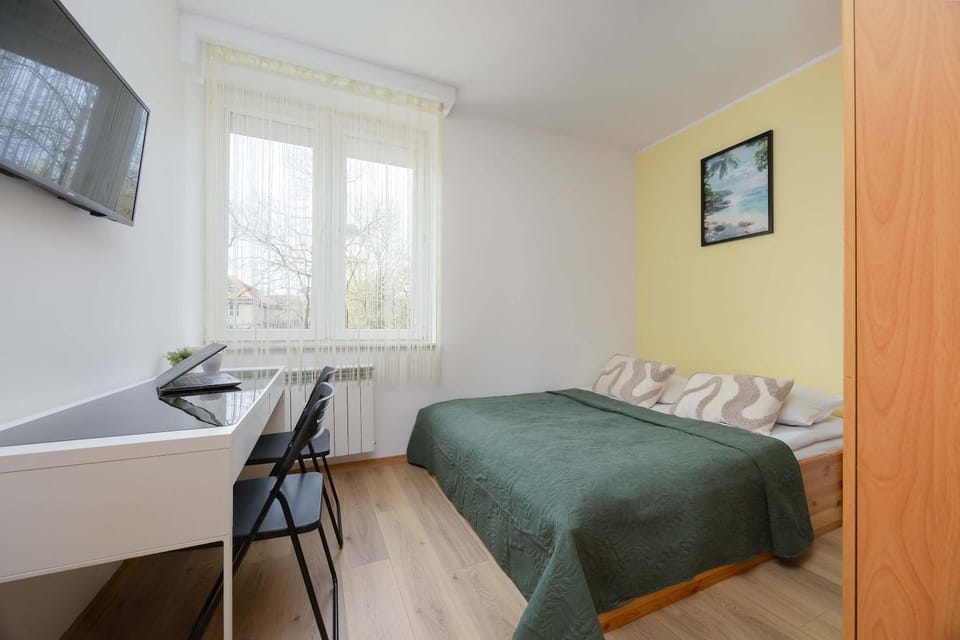 Bed, TV and multimedia, Photo of the whole room, Bedroom