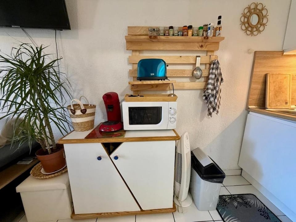 Coffee/tea facilities, Kitchen or kitchenette, microwave, toaster