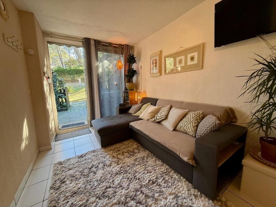 Bed, TV and multimedia, Living room, Seating area
