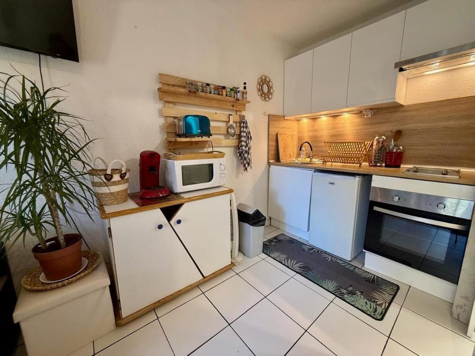 Coffee/tea facilities, microwave, oven, stove, toaster