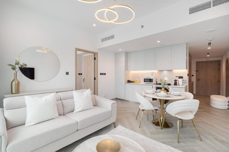 Luxury Canal-View Living, Peninsula 3 Dubai Apartment in Dubai