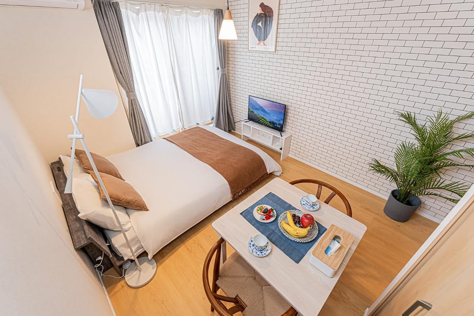 Bed, TV and multimedia, Dining area, Bedroom