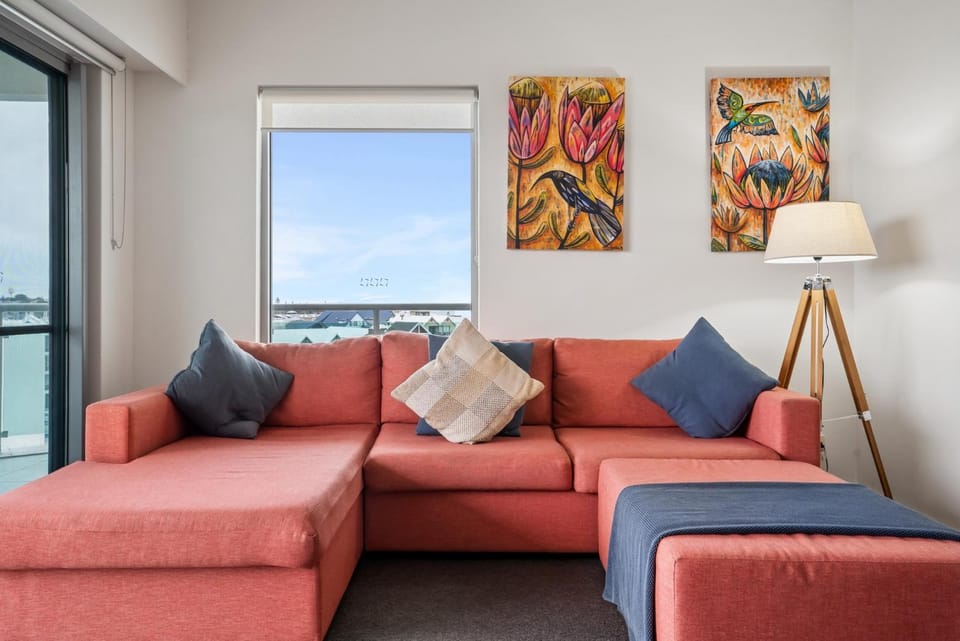 Coastal Studio with City & Ocean Views, Walk to Beach Apartment in Mandurah