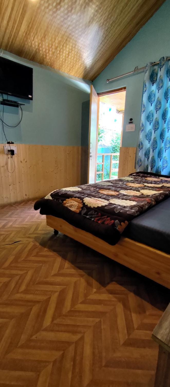 Lee Garden Himalayan Wooden Cottage Kasol Hotel in Himachal Pradesh