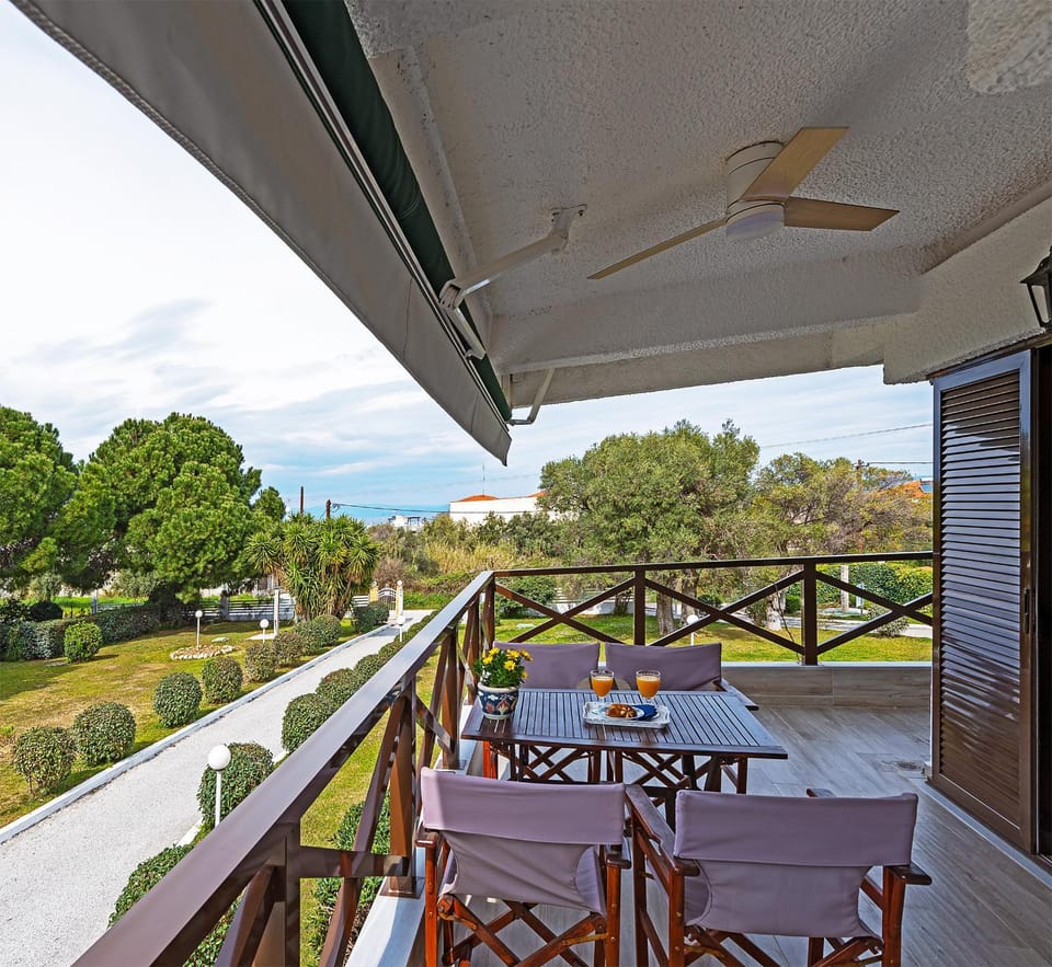 Patio, Natural landscape, View (from property/room), Balcony/Terrace, Dining area, Sea view