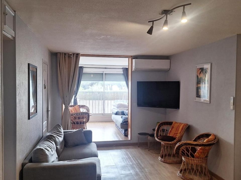 Bel Appartement 3 Chambres et Piscine à 2 pas du Port Apartment in Gruissan