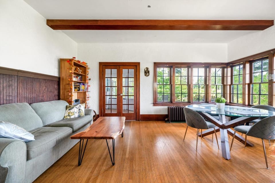 Cozy Private Room Near UBC & Pacific Spirit Park Bed and Breakfast in Vancouver