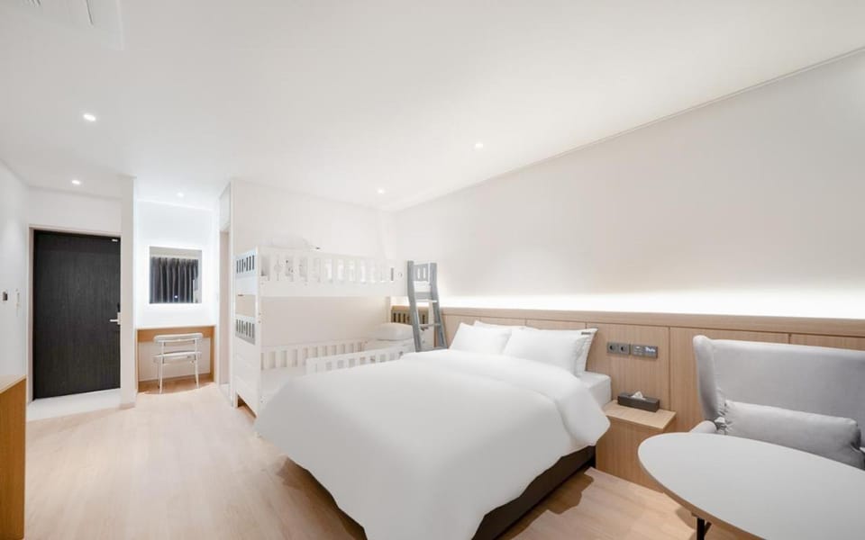 Bed, Living room, Photo of the whole room, Bedroom