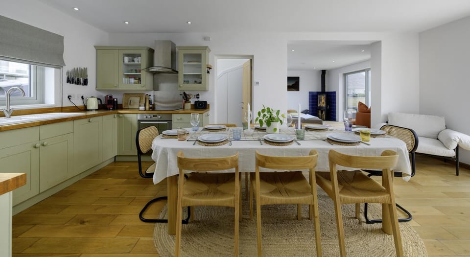 Kitchen or kitchenette, Dining area, stove