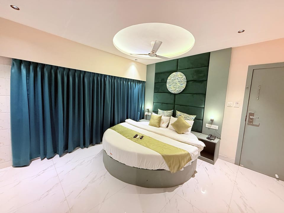 Bed, Photo of the whole room, Seating area, towels